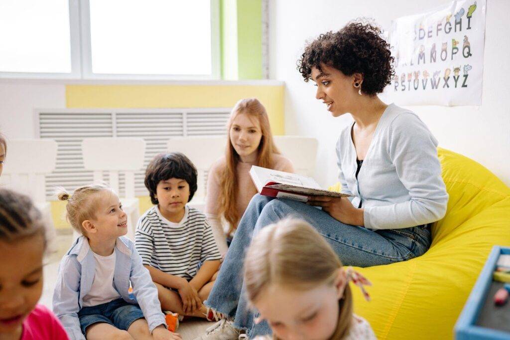 How to Become a Kindergarten Teacher Assistant (Teacher's Assistant Career Guide)